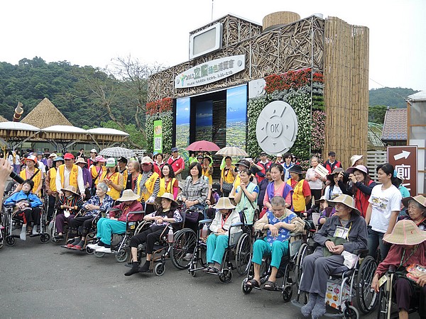 102年長照機構長輩綠博之旅